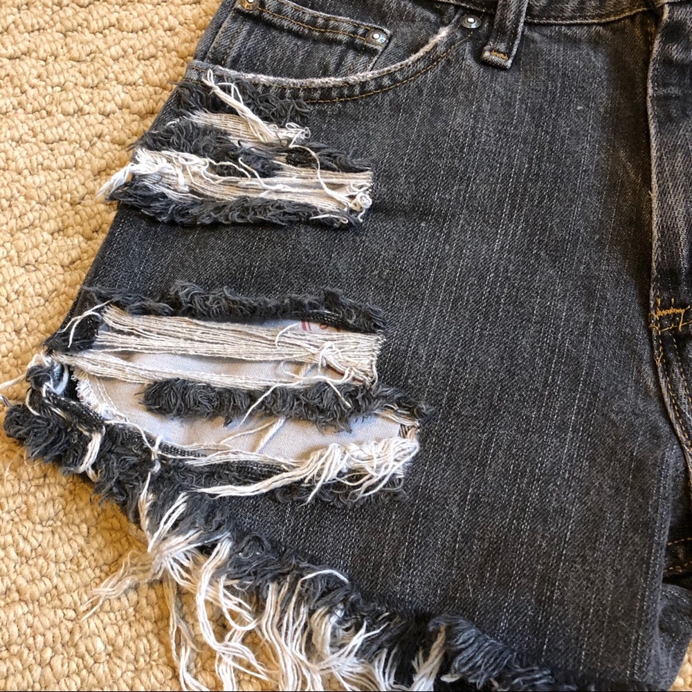 Levi Cut Offs ✨ - Picture 2 of 8